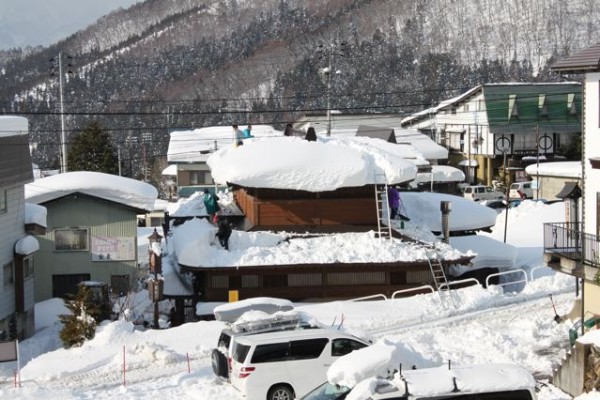 Hotspting Nozawa Onsen Team Work- Villagers working together to clear the Snow from an Onsen